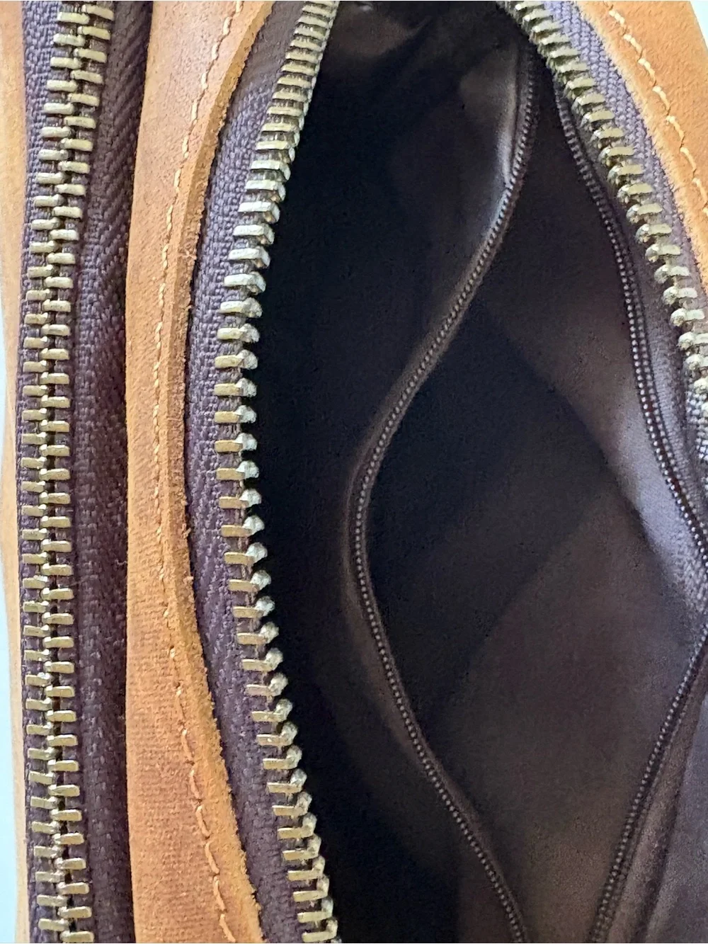 Men's Classic Leather Messenger Bag in Brown - Adjustable Crossbody
